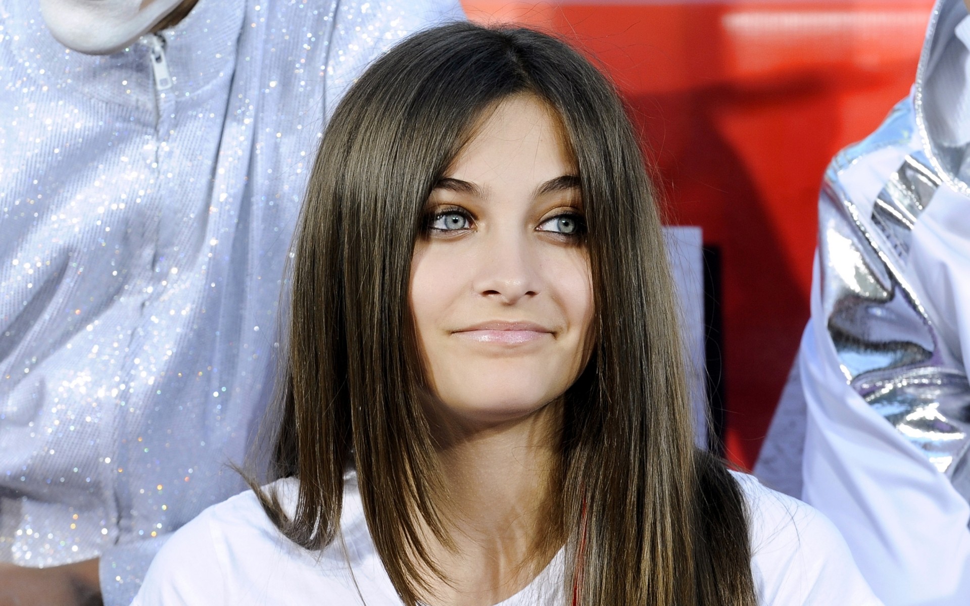 frau porträt mode mädchen erwachsener junge drinnen hübsch allein paris jackson prominente prominente prominente