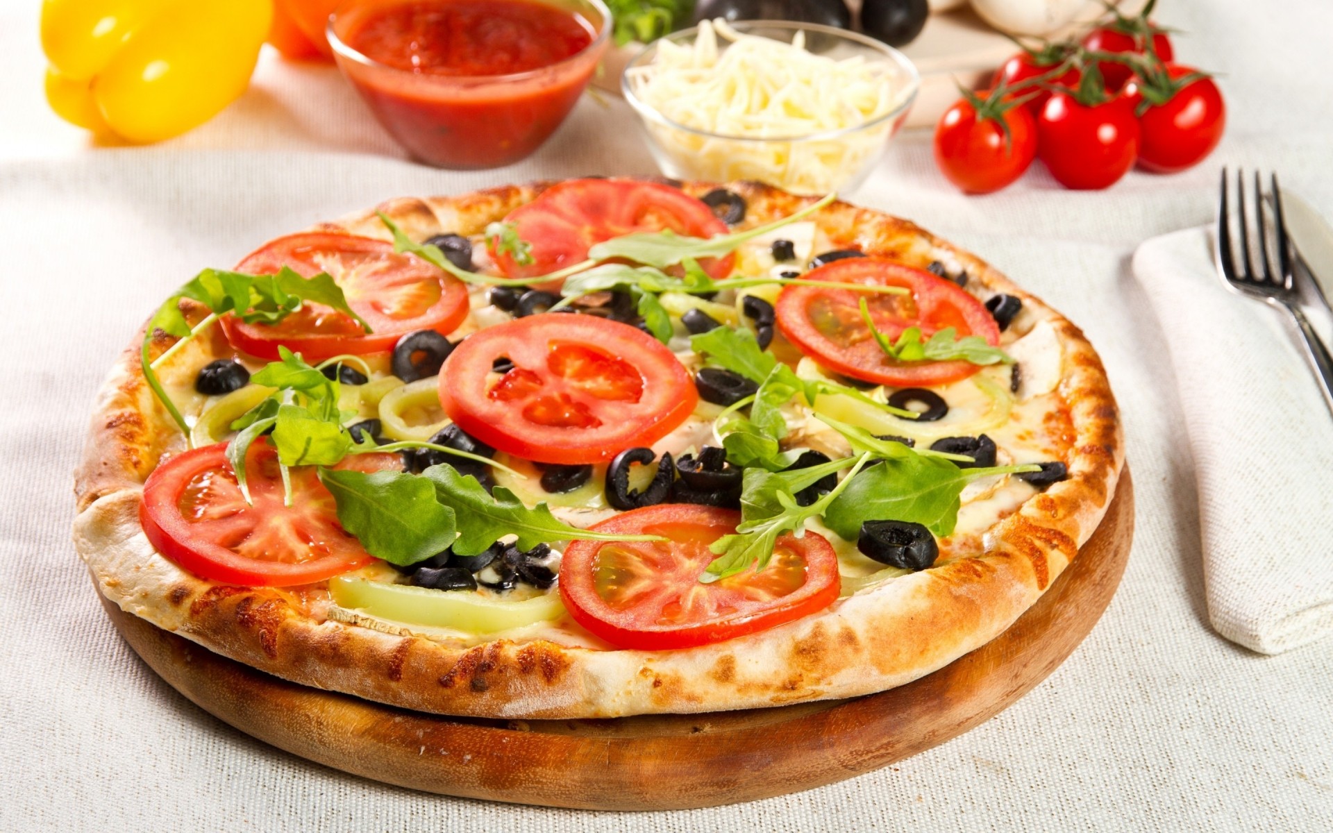 pizza käse tomate lebensmittel mittagessen mozzarella abendessen beute peperoni schnell essen krusten erfrischung lecker salami schinken scheibe gemüse soße vegetarische pizza