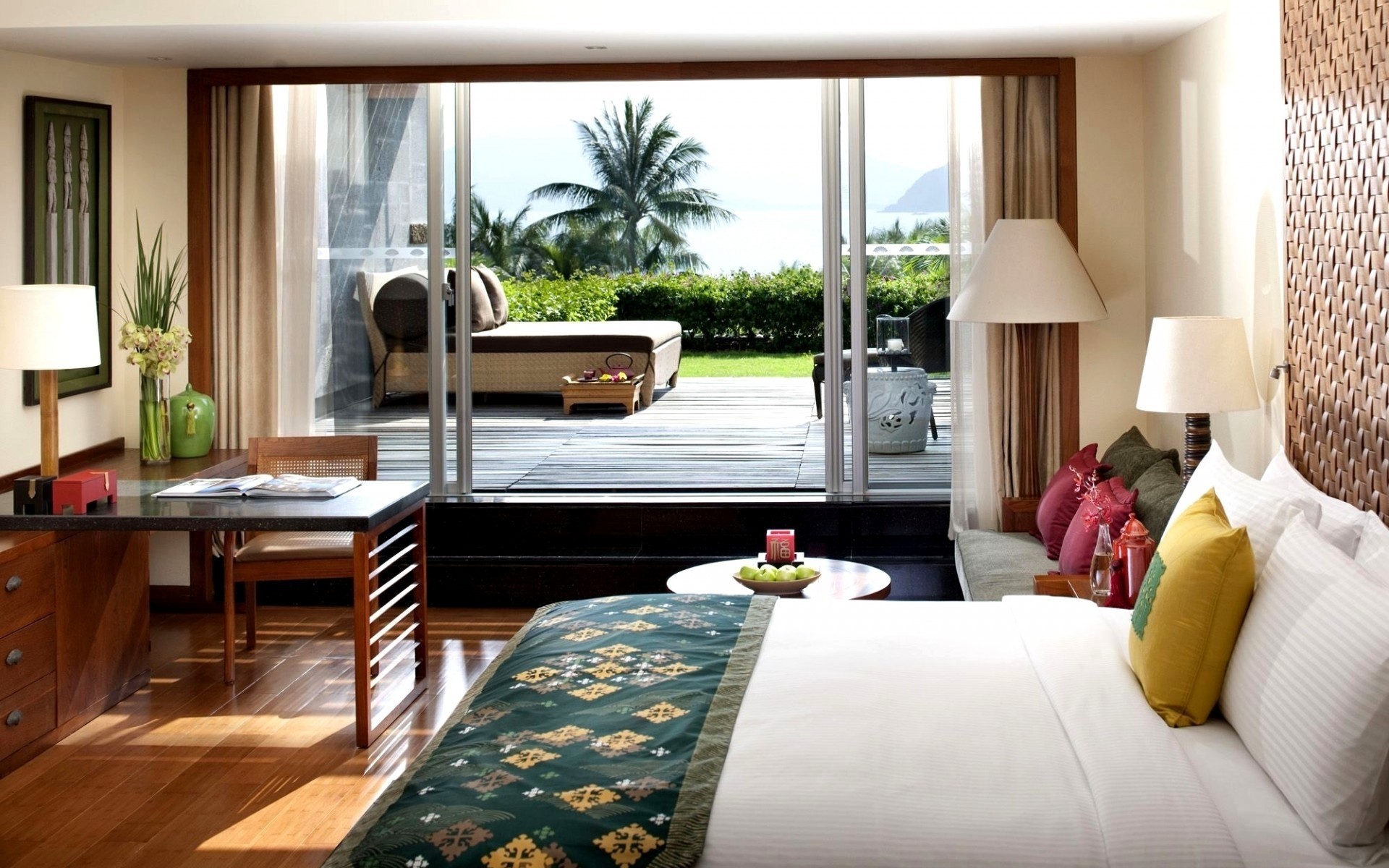 möbel zimmer drinnen fenster bett tabelle schlafzimmer lampe innenarchitektur zuhause platz stuhl hotel boden haus luxus teppich wohnung vorhang modern