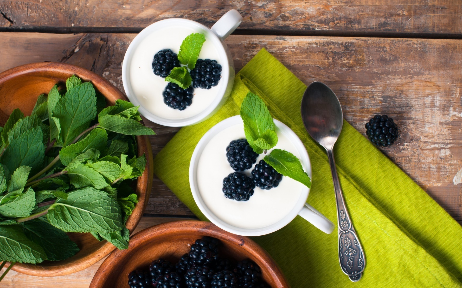 essen obst blatt holz gesundheit beere gesund blaubeere süß aus holz frühstück essen löffel lecker minze brombeeren