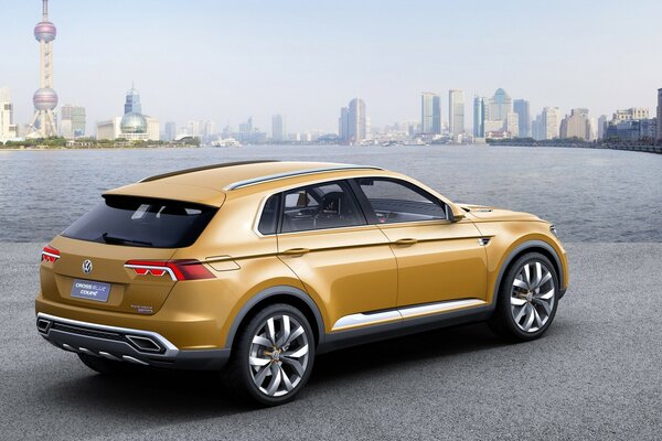 Neues Auto im Hintergrund des Flusses