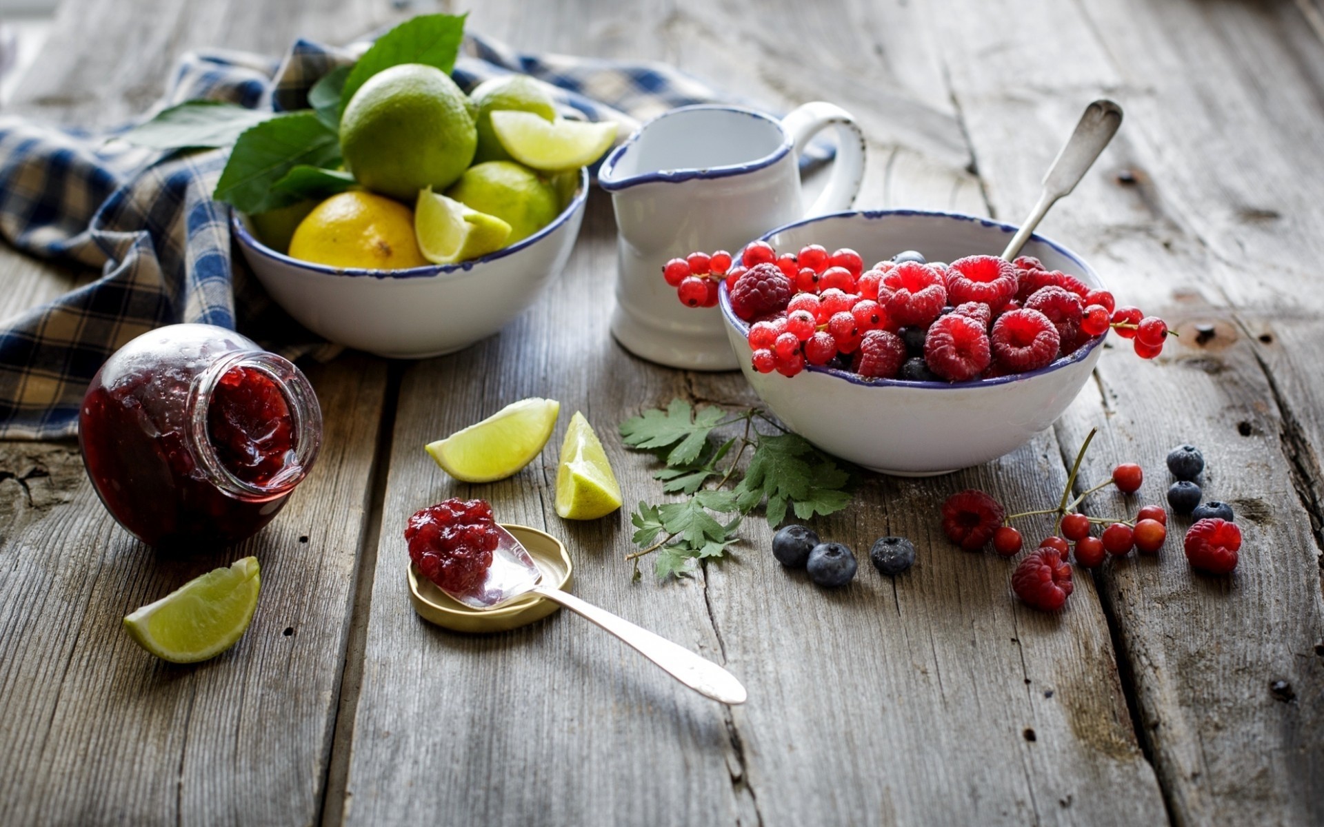 essen obst beere aus holz gesund schüssel tabelle holz süß lecker gesundheit essen blatt lecker kirsche saftig schließen diät himbeere blaubeere marmelade