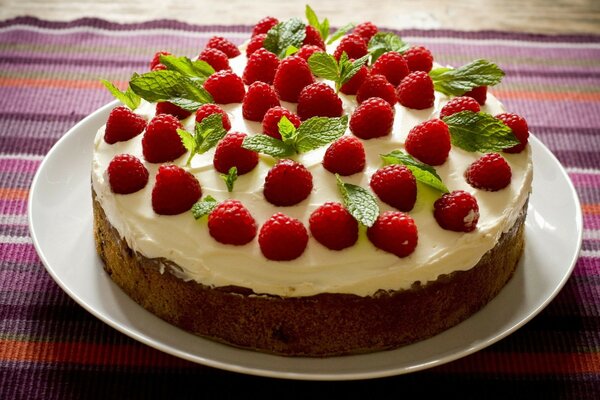 Köstliches Dessert mit roten Himbeeren