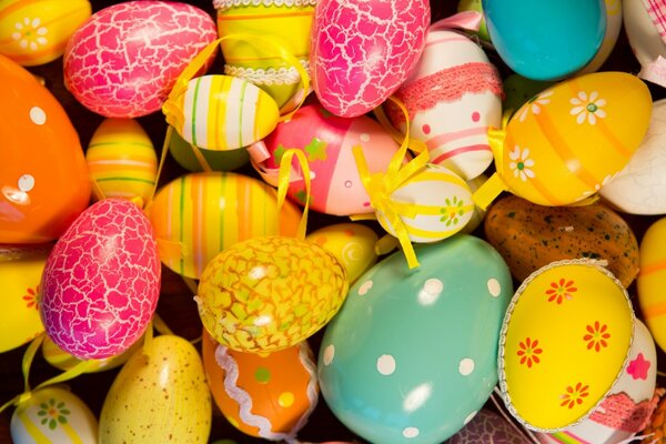 Traditionelle Osterdekorationen. Farbige Eier