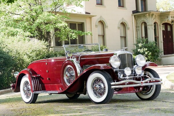 Rote Retro-Auto auf Herrenhaus Hintergrund