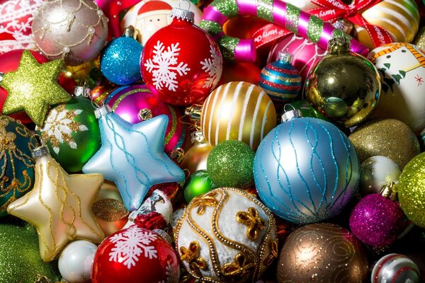 Glänzende bunte Weihnachtsspielwaren