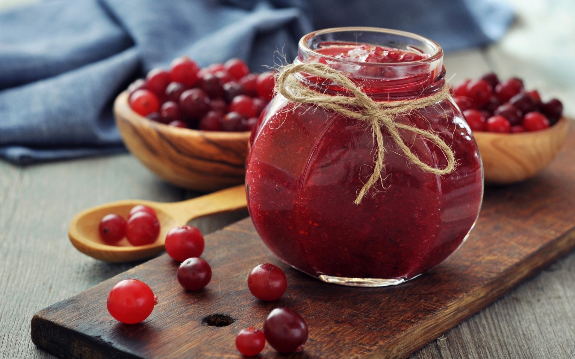 obst lebensmittel beere süß holz aus holz lecker marmelade gesundheit gesund essen wachsen kirsche hausgemachte saftige preiselbeeren beeren glas