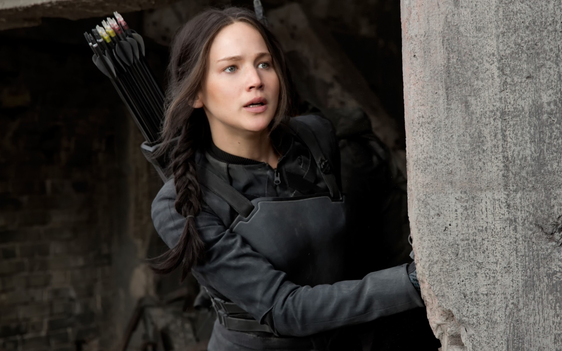 frau allein porträt erwachsener mode tragen hunger games katniss everdeen schauspielerin