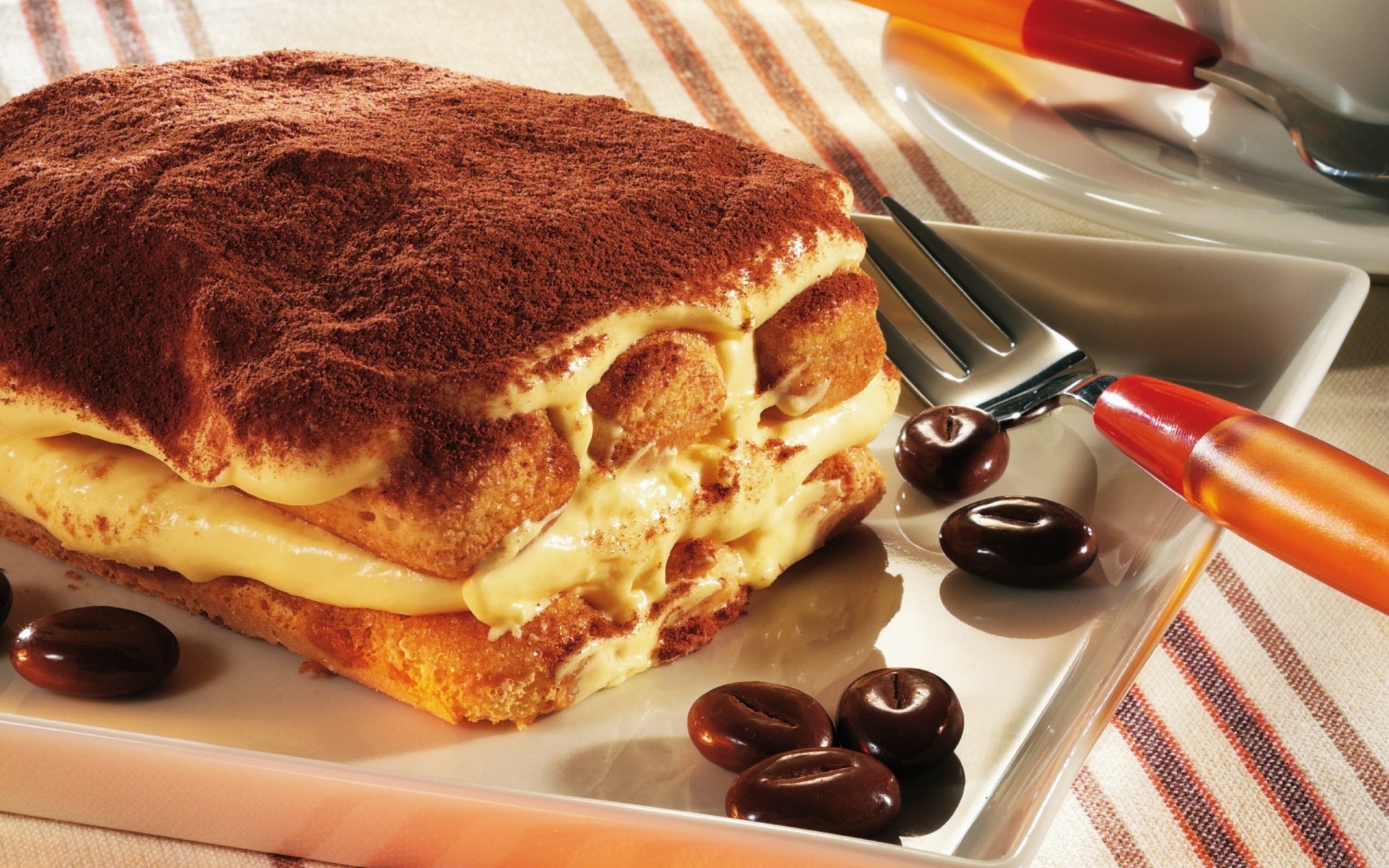 lecker frühstück essen hausgemacht backen zucker süß kuchen schokolade teller messer creme brot tiramisu
