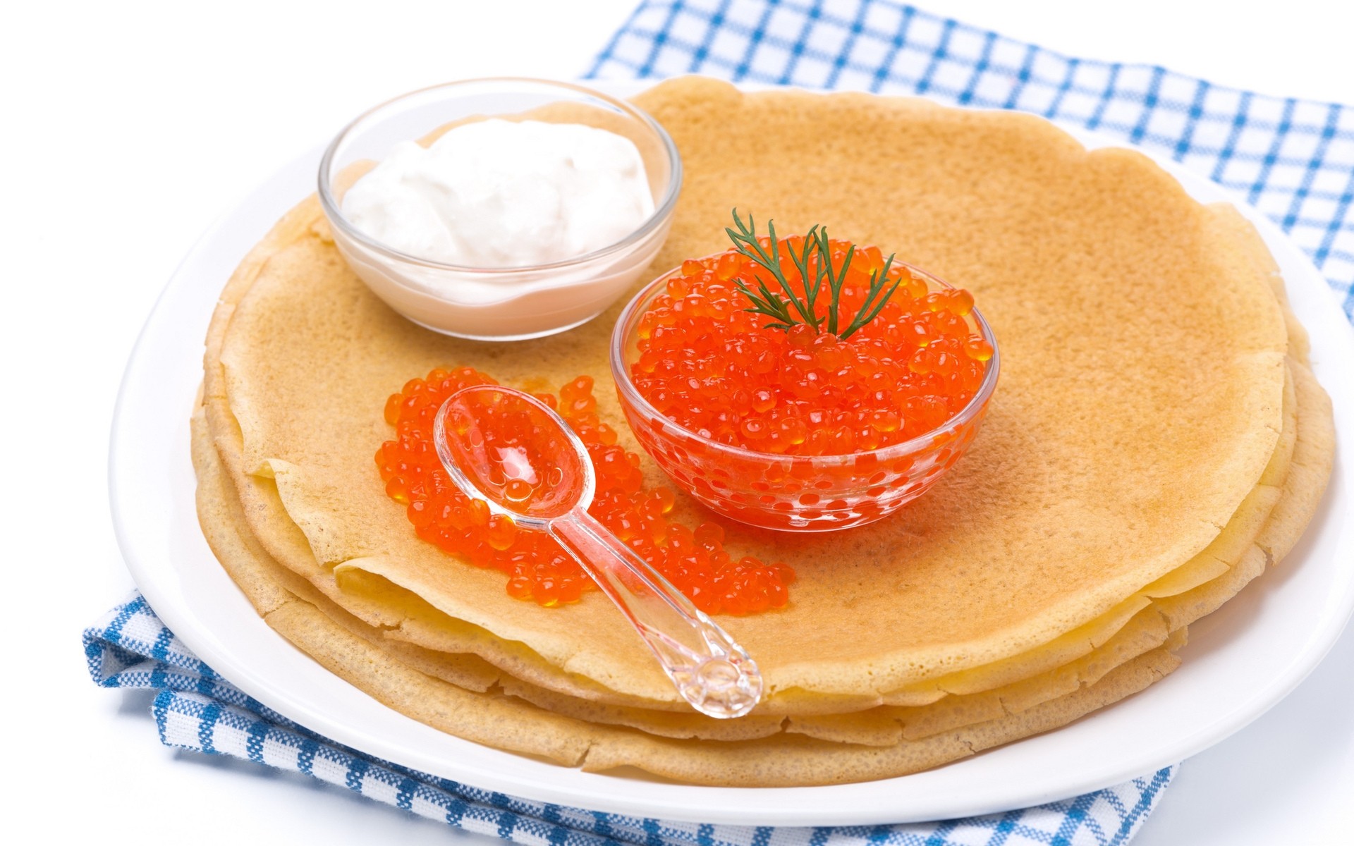 essen erfrischung lecker frühstück essen hausgemachte teller creme pfannkuchen brot traditionell essen süß lecker gesund schließen mittagessen heiß gebäck pfannkuchen kaviar roter kaviar