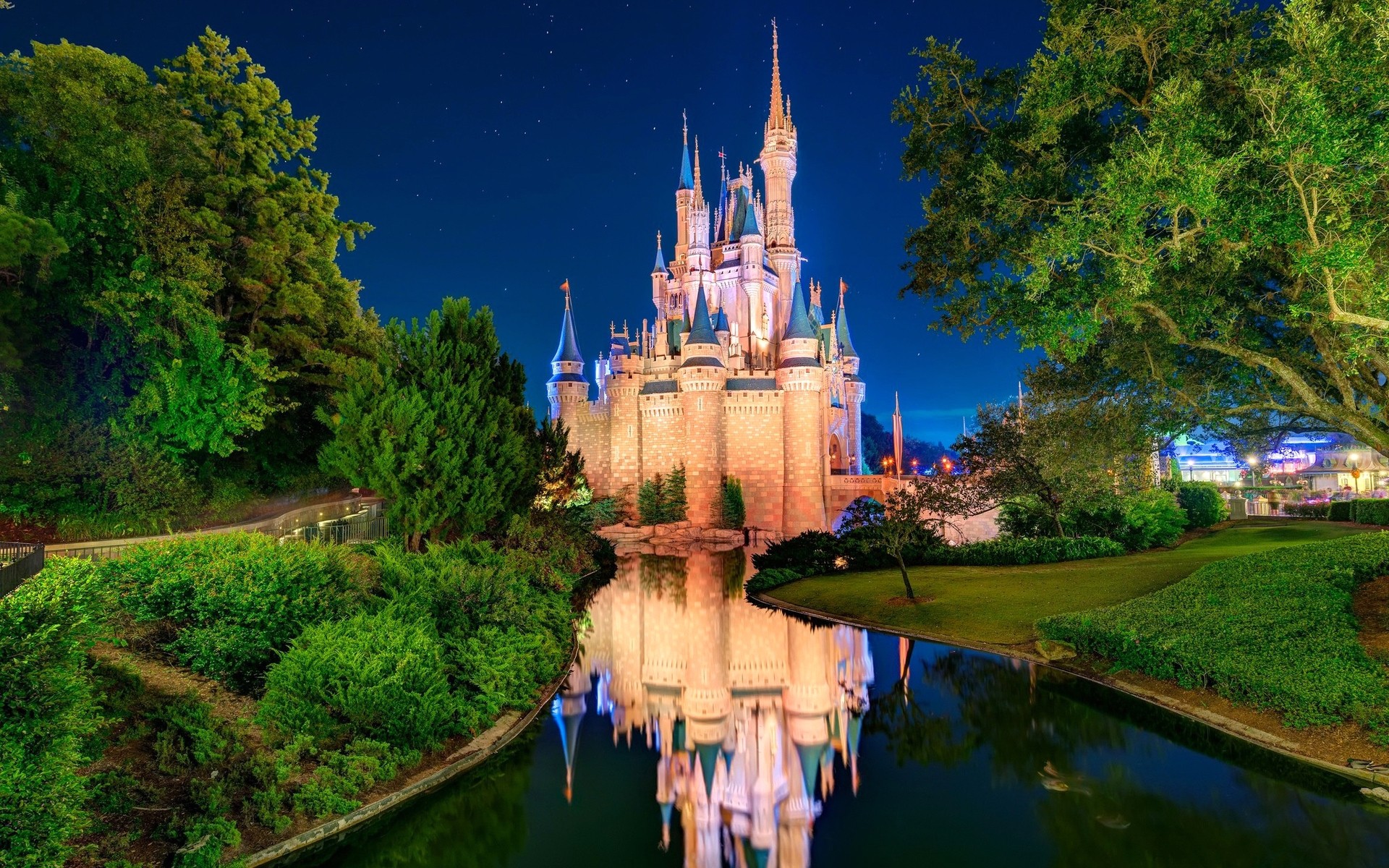 architektur reisen haus wasser im freien himmel fluss see tourismus religion schloss sehenswürdigkeit baum kirche reflexion stadt disneyland cinderella castle park