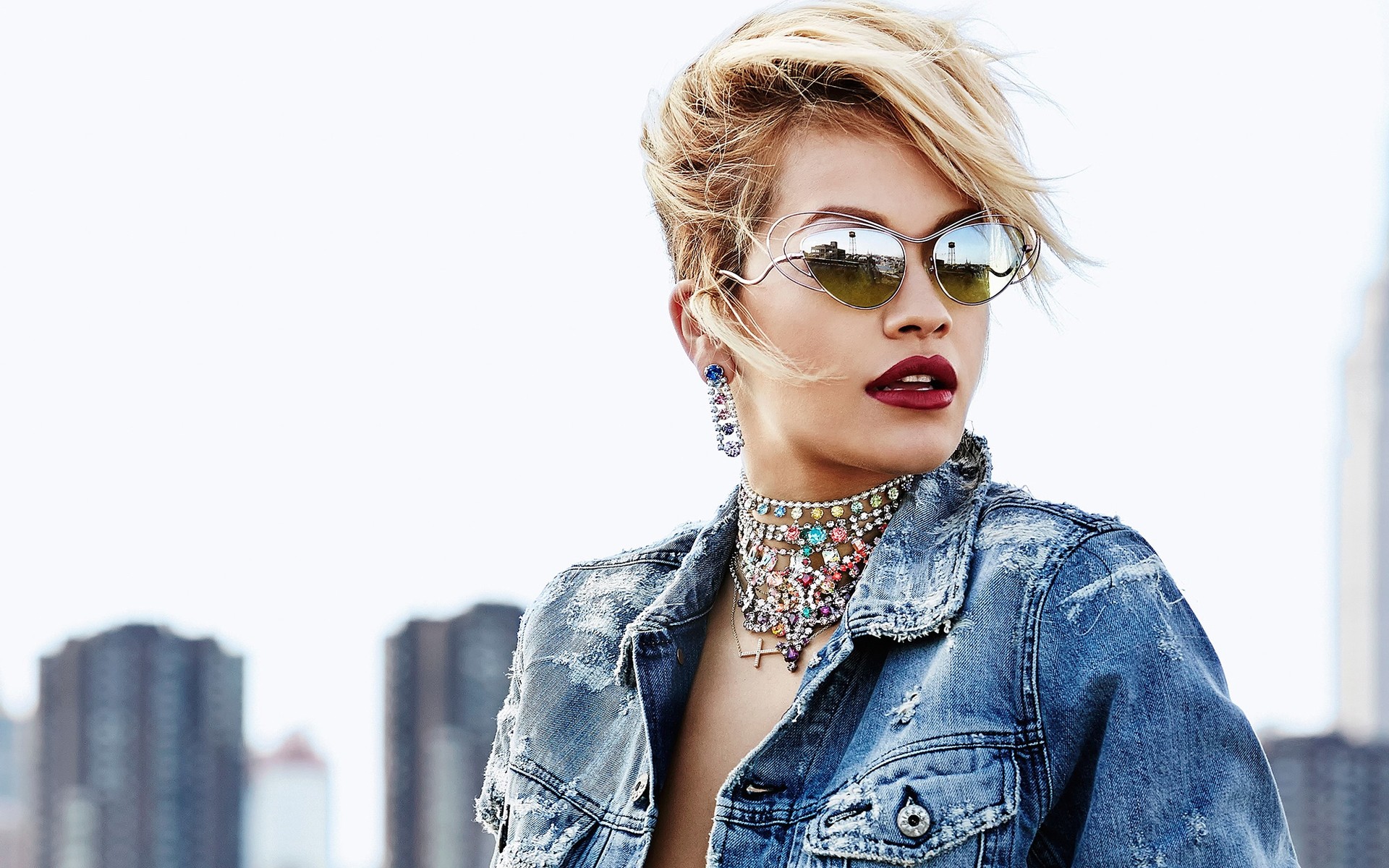 porträt frau mode schön mädchen junge eine erwachsene modell hübsch gesicht sonnenbrille rita ora sängerin