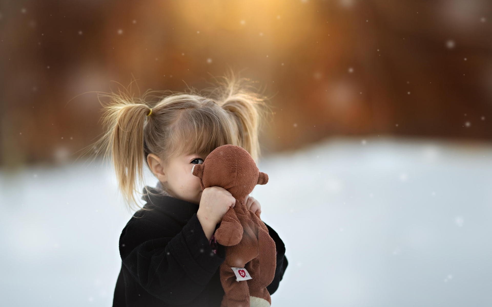 kind kind mädchen liebe porträt unschärfe winter schnee allein freude junge gesichtsausdruck glück niedlich wenig frau im freien unschuld kleines mädchen spielzeug