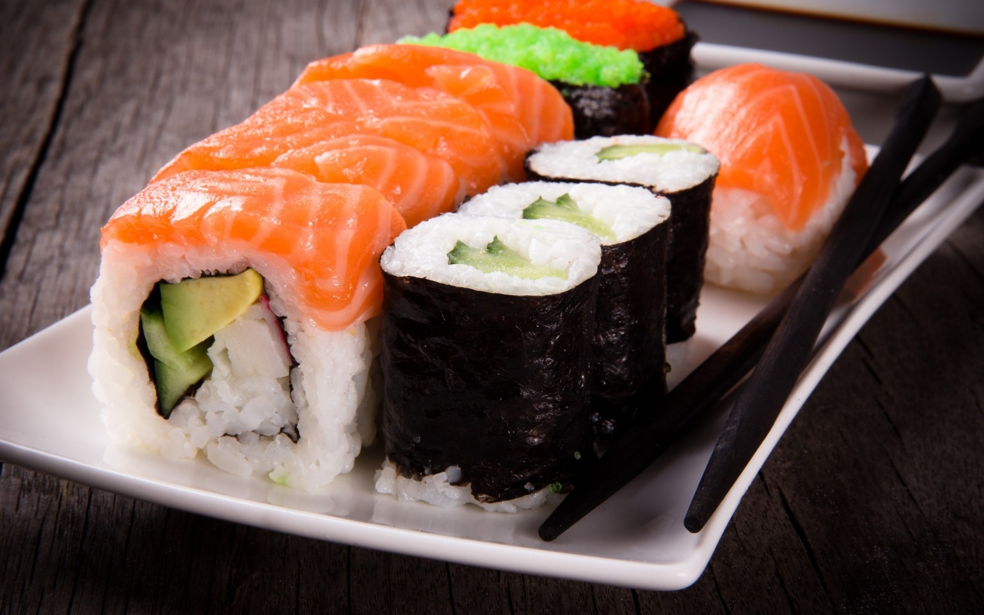 sushi reis lachs algen fisch meeresfrüchte wasabi thunfisch sashimi mohn essen nori kaviar abendessen avocado kaviar aal traditionell garnelen japanische küche
