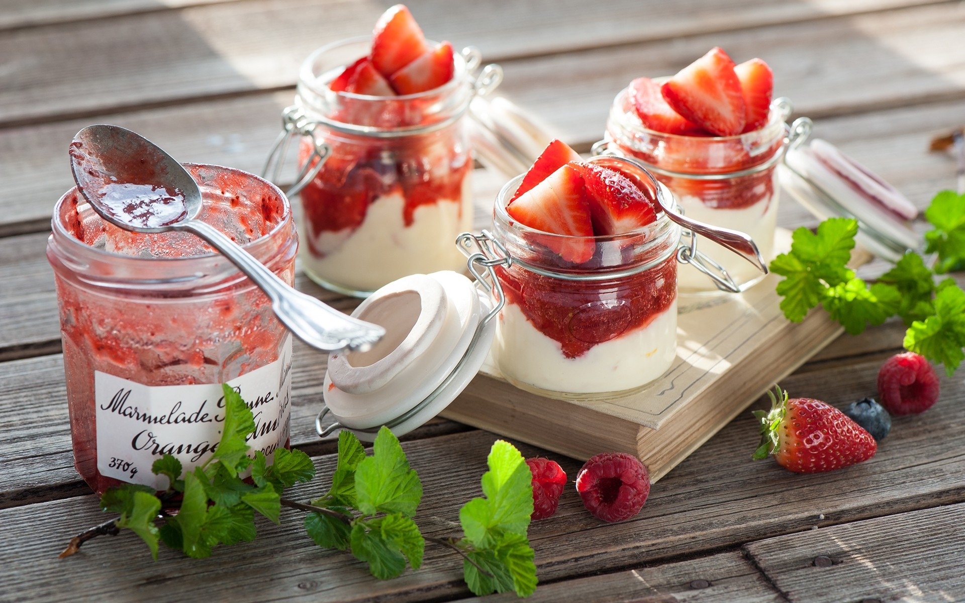 erdbeere essen obst marmelade hausgemachte süß glas lecker beere sommer joghurt creme glas gelatine gesundheit blatt gesund essen erfrischung beeren