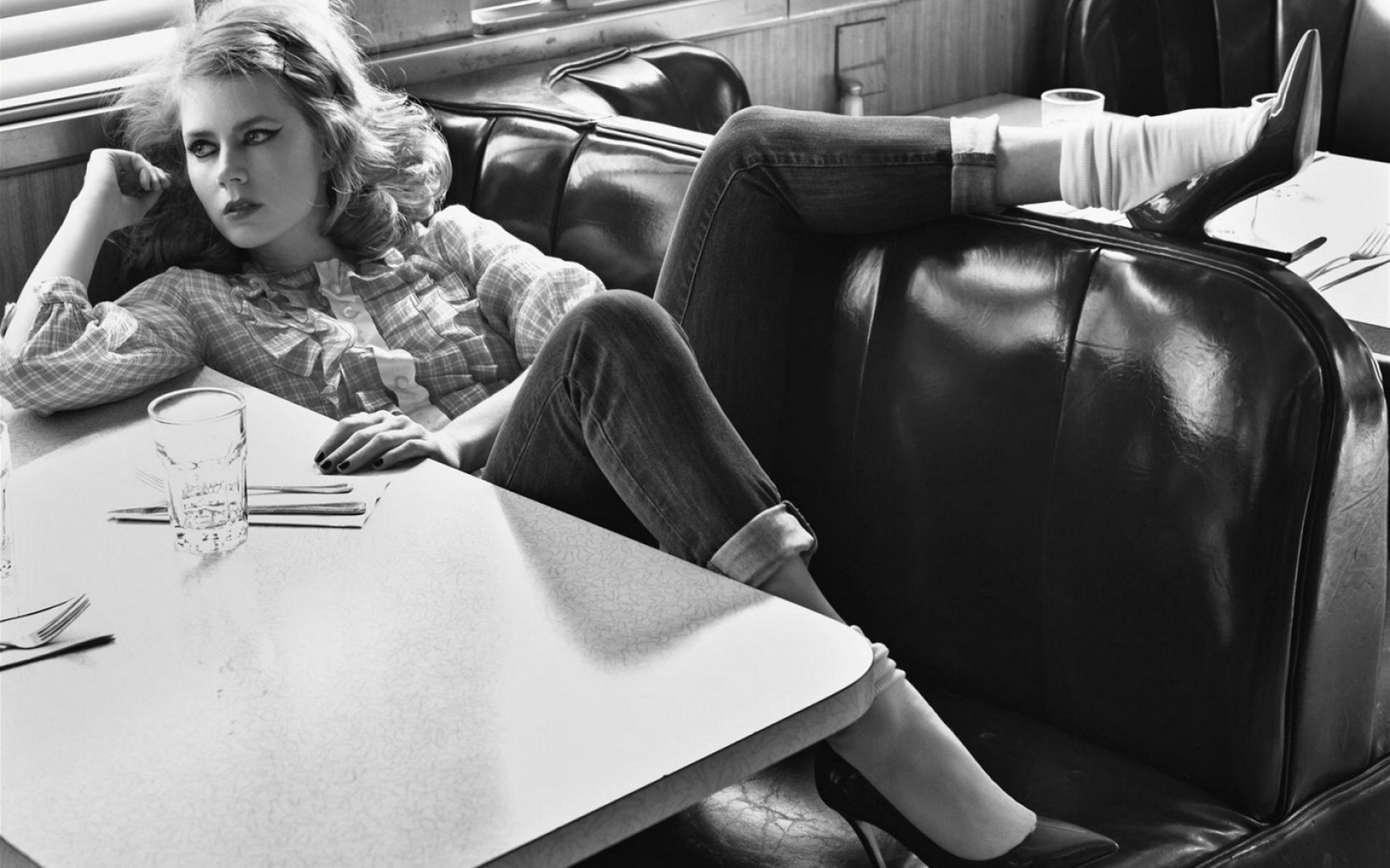 ort erwachsener möbel frau stuhl sitzen gesichtsausdruck ein porträt drinnen sitzen zimmer mann auto schauspielerin prominente hollywood-schauspielerinnen wunderschön schön