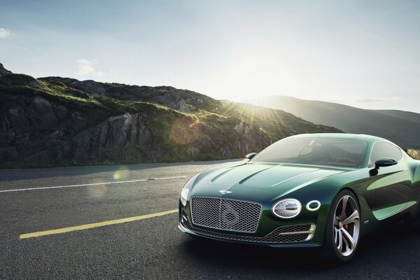 Ein sehr schicker Bentley isst auf einer Spende mit einer Geschwindigkeit von 200