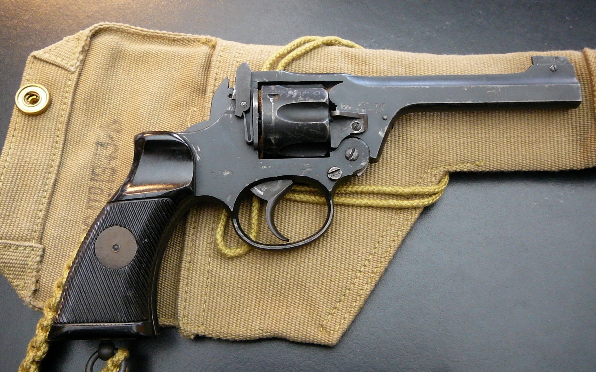 pistole waffe militär armee pistole munition verbrechen sicherheit krieg schutz tragen trigger griff kraft sicherheit alt schießen vintage