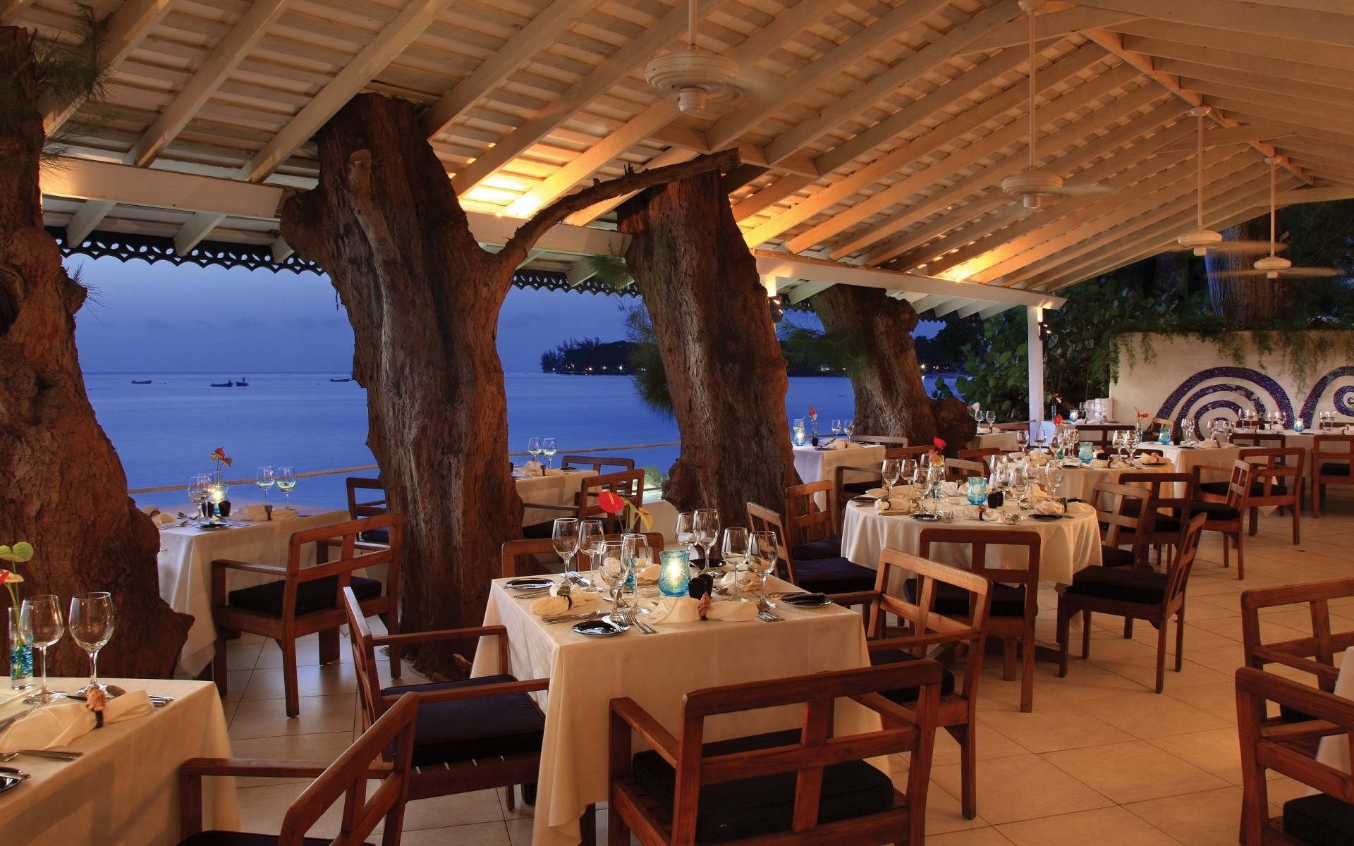 tabelle stuhl restaurant möbel ort hotel geschirr reisen café ort urlaub zimmer terrasse café luxus tourismus tageslicht bar resort essen meer aussicht