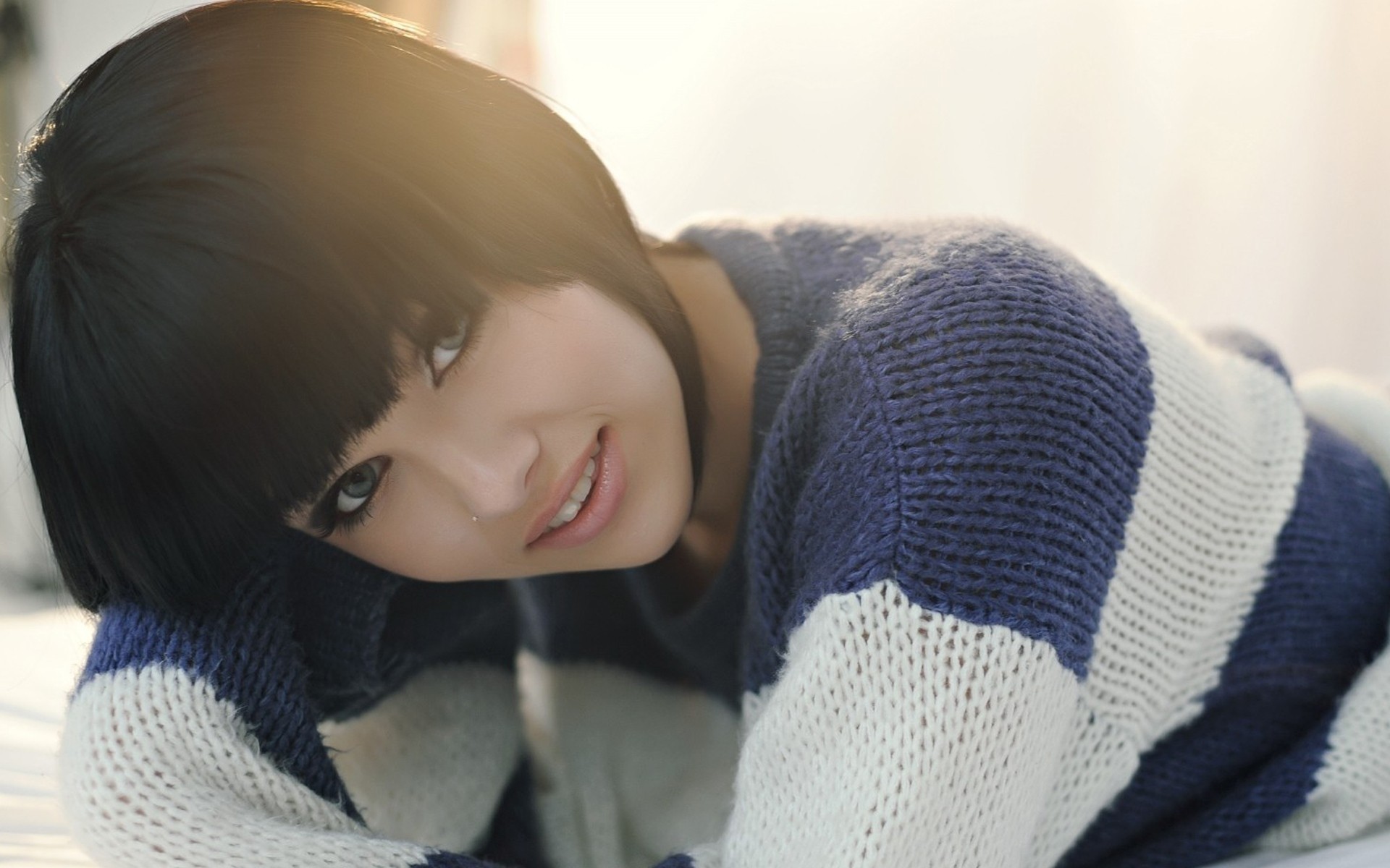 winter pullover tragen frau kind mädchen kälte porträt allein urlaub drinnen mode familie warm gesichtsausdruck erwachsener schal entspannung modell baby lächeln glamour