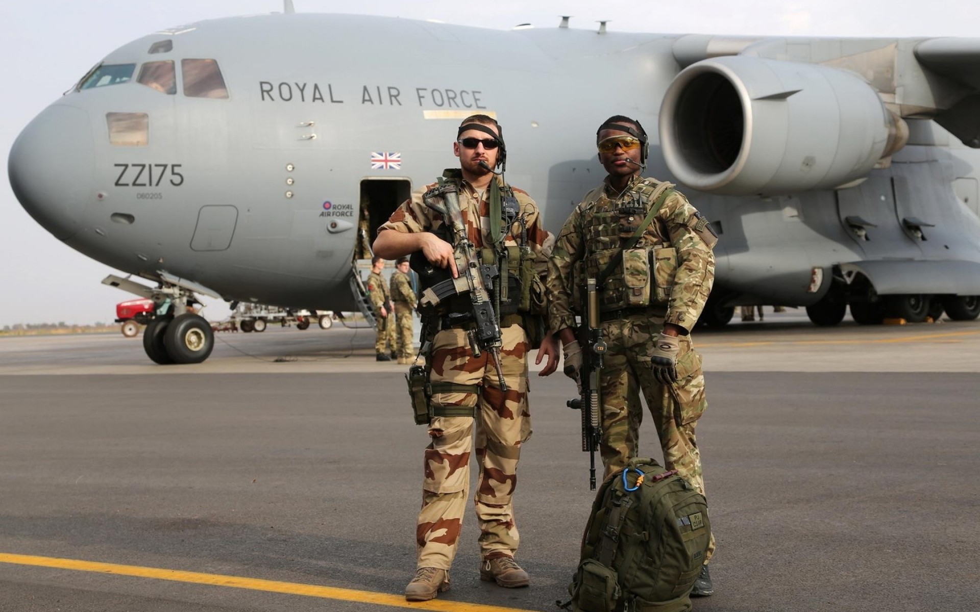 militär flugzeug flughafen flugzeug auto transportsystem luftwaffe armee krieg marine waffe fliegen tarnung zwei luft kampf asphalt kämpfer