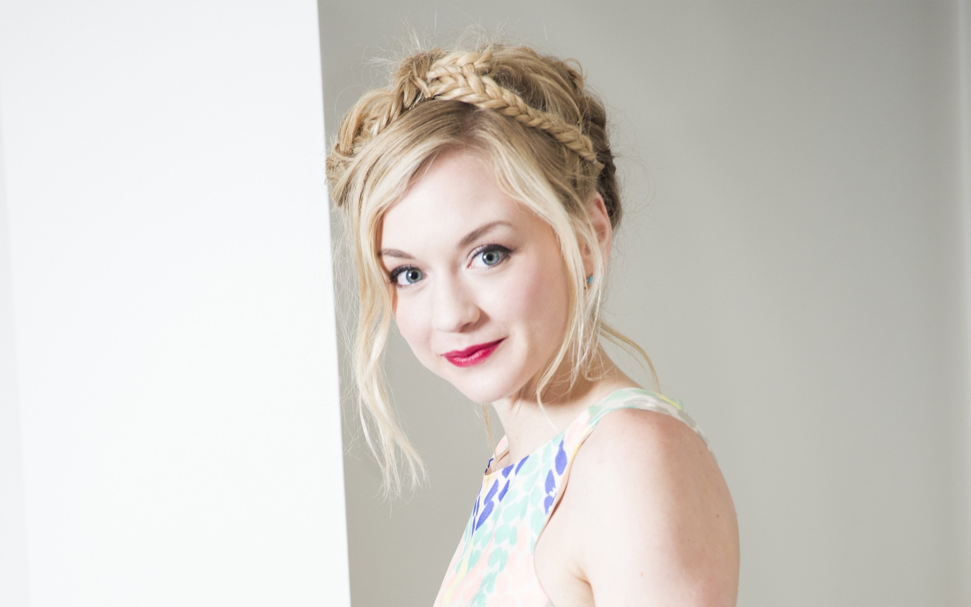 frau porträt mode eine junge hübsch drinnen sexy emily kinney