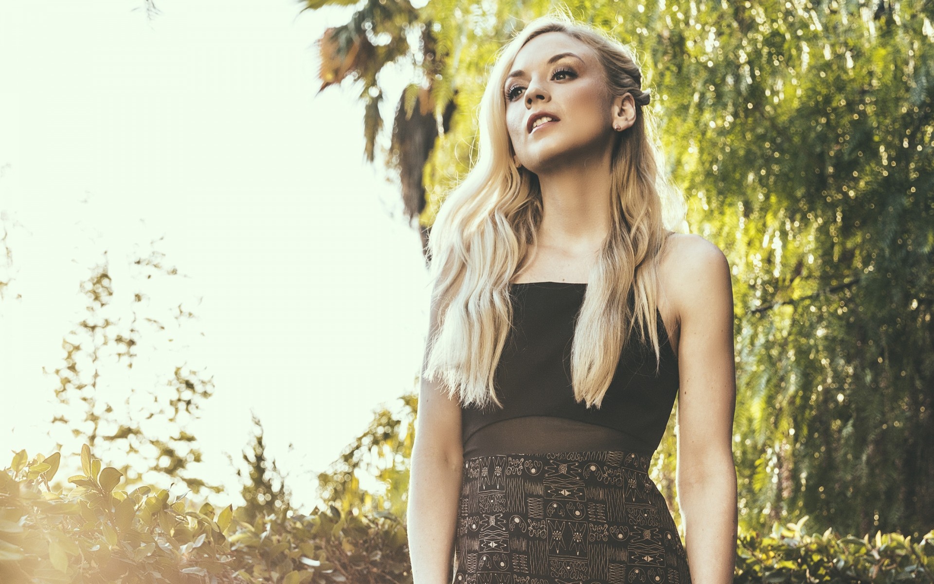 natur frau mode sommer im freien mädchen porträt modell eins schön sexy gutes wetter haare kleid glamour emily kinney