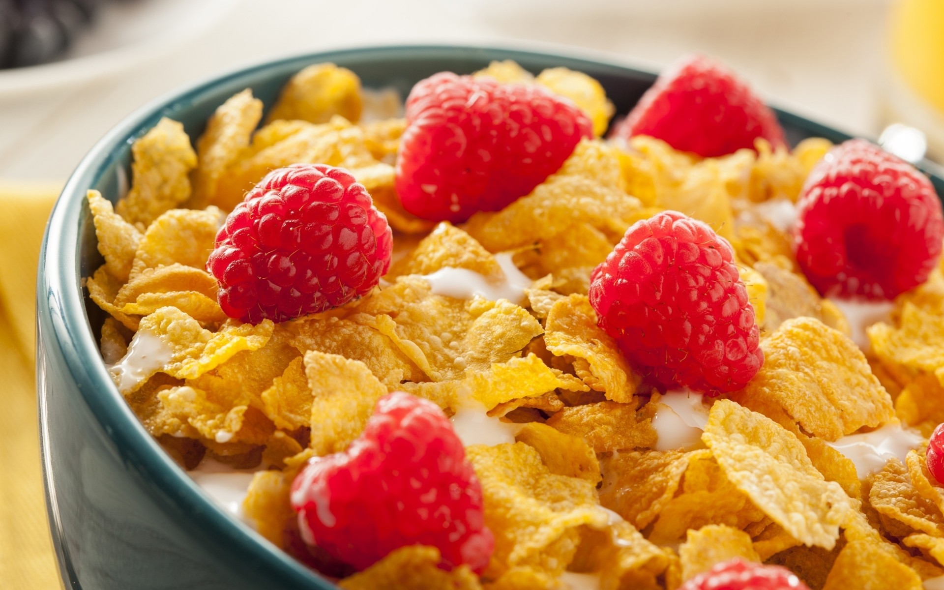 frühstück mais obst cornflakes lebensmittel milch schneeflocke süß schüssel dämmerung essen gesund erfrischung müsli knusprig lecker müsli gesundheit knackig getreide himbeeren