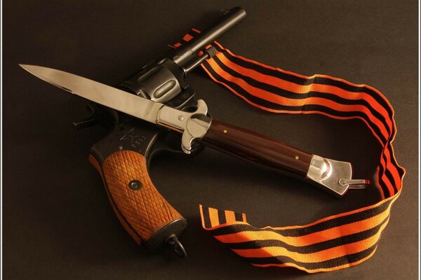Messer, Revolver und St. Georgenband auf dem Tisch