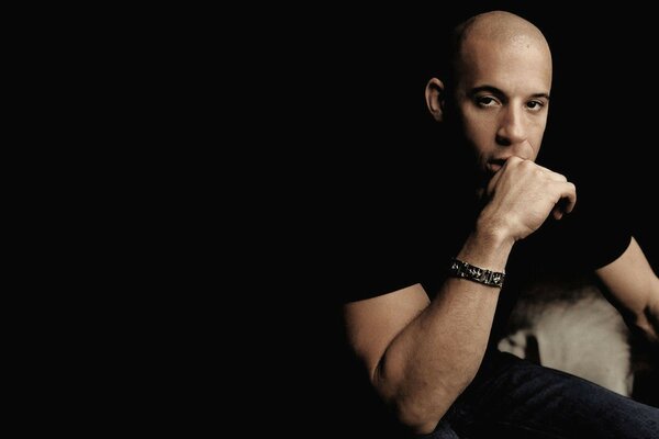 Vin diesel vin Diesel Schauspieler sitzt dunklen Hintergrund männlich