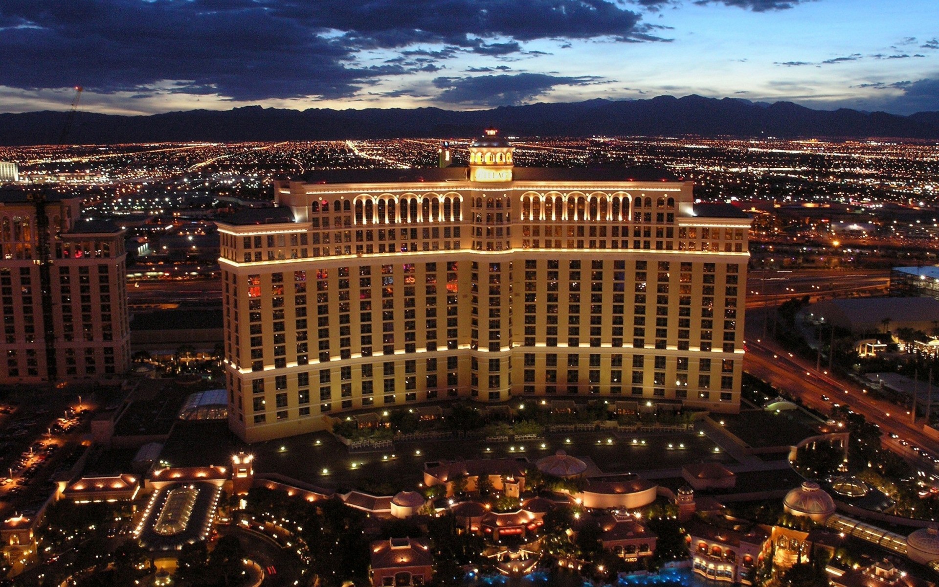 stadt reisen architektur haus abend skyline dämmerung stadt städtisch hotel licht casino wolkenkratzer im freien hintergrundbeleuchtung sonnenuntergang himmel luxus vegas geld brunnen