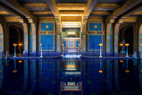 Die Architektur des Raumes und die Einrichtungsgegenstände in den blauen Farben