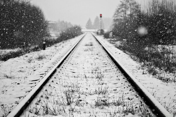 Eisenbahn im Schnee. Winterlandschaft