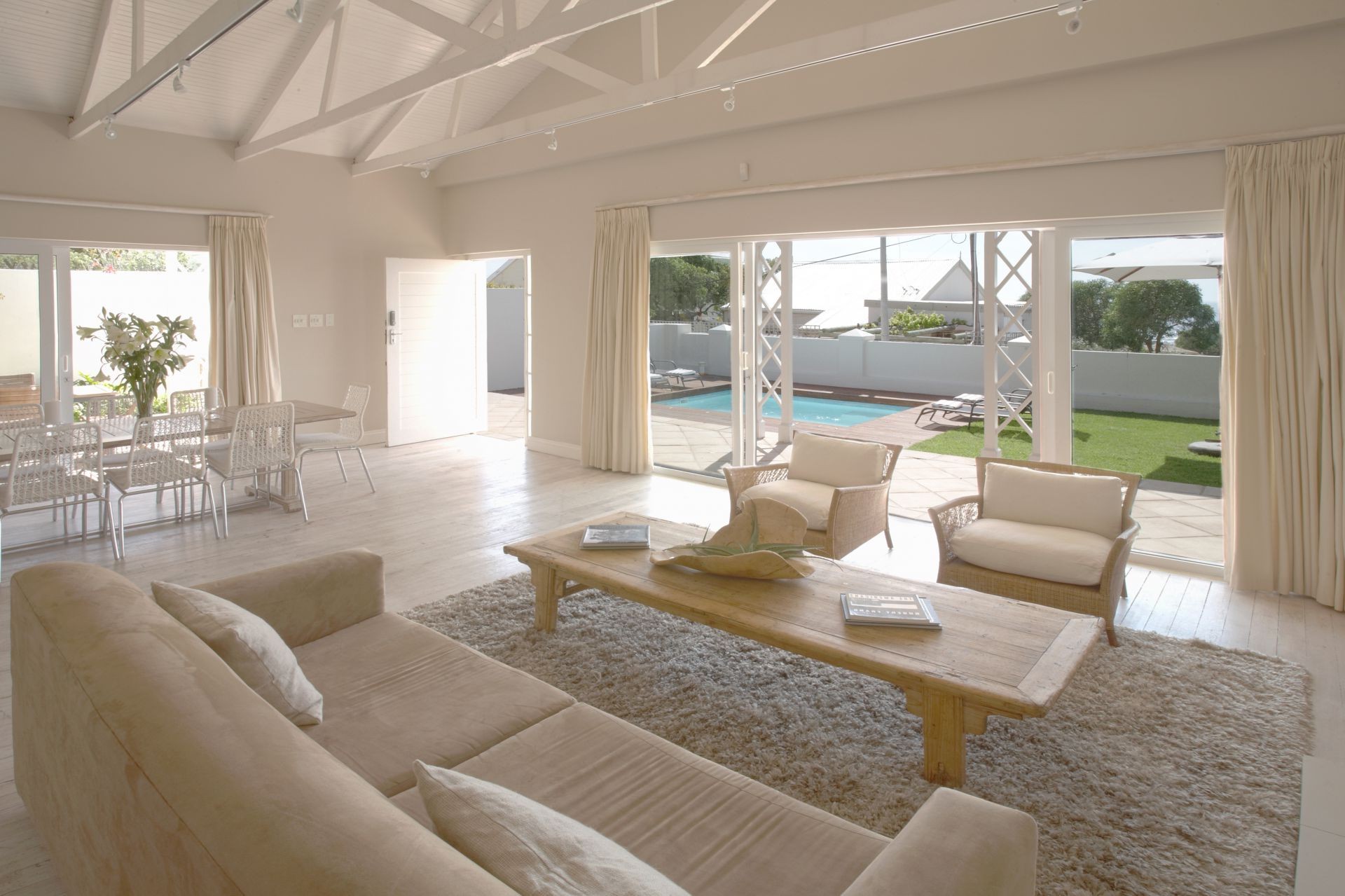 wohnzimmer möbel zimmer fenster drinnen platz sofa zuhause stuhl tabelle haus boden modern innenarchitektur familie teppich luxus wohnung lampe herrenhaus decke