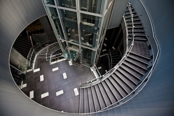 Stilvoller Aufzug und Treppe