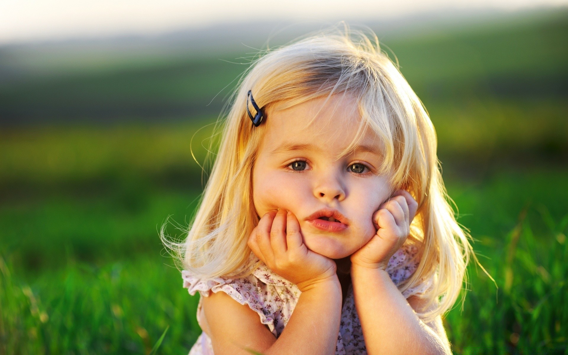 kinder gras sommer natur heuhaufen kind blond feld schön freude niedlich park freude im freien glück mädchen erholung lächeln wenig freiheit gutes wetter