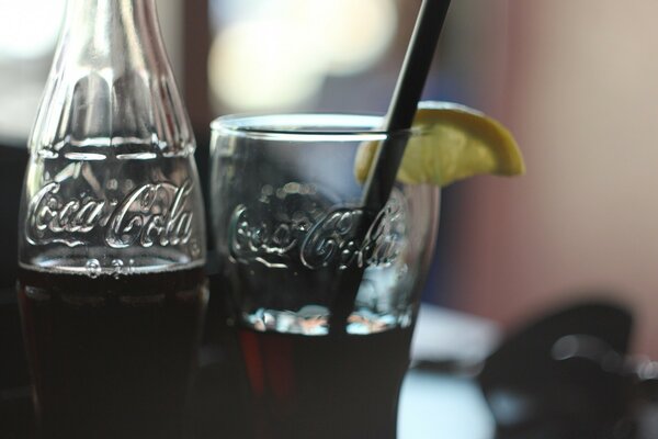 Flasche und Glas mit Cola