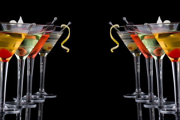 Alkoholische Getränke in einer Reihe aufgereiht
