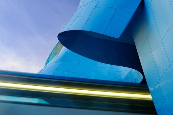 Futuristischer Blick auf das Gebäude am Nachmittag