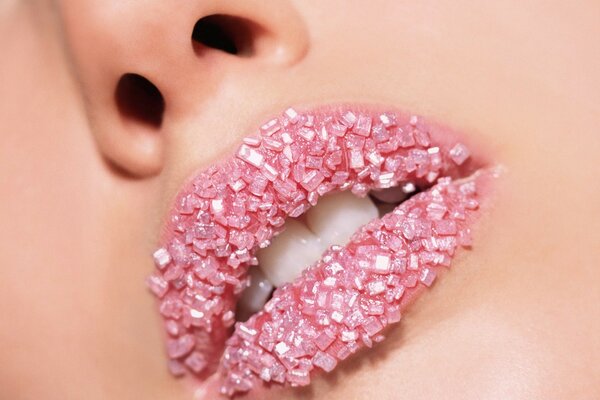Rosa Lippen sind mit Krümel verziert