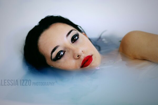 Mädchen in der Wanne mit hellem Make-up