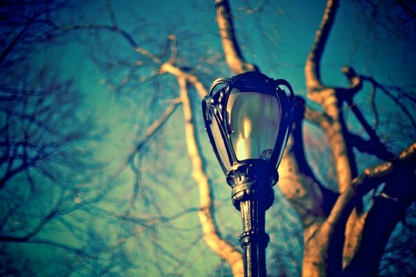 Vintage Laterne auf blauem Himmel Hintergrund