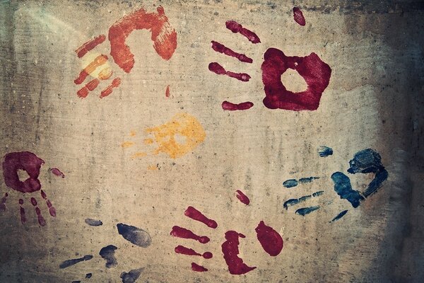 Helle Handabdrücke an der Wand