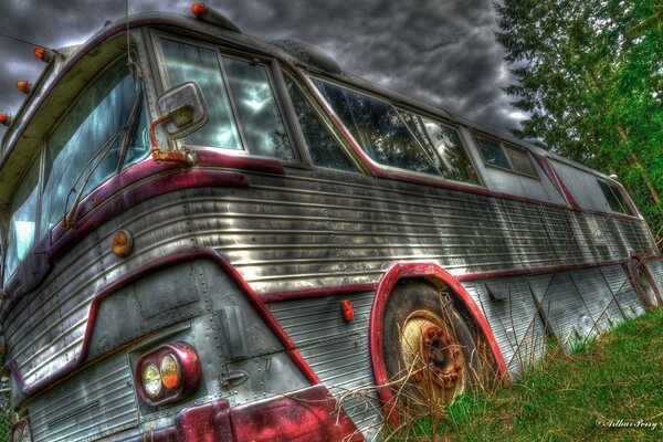 Ein postapokalyptischer Bus im Wald