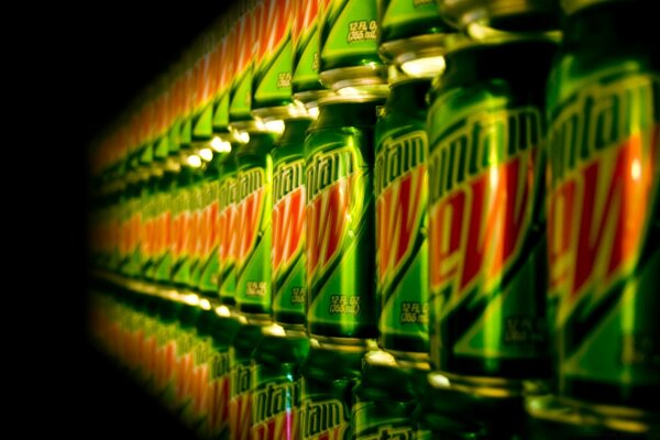 Trinken Sie einen Bergy Dew auf schwarzem Hintergrund