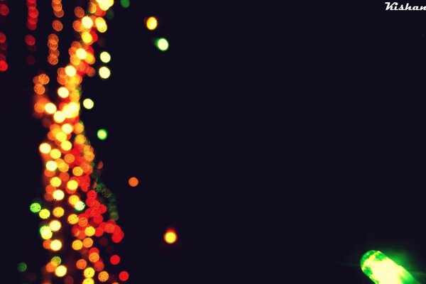 Dunkler Bildschirmschoner mit Weihnachtslichtern