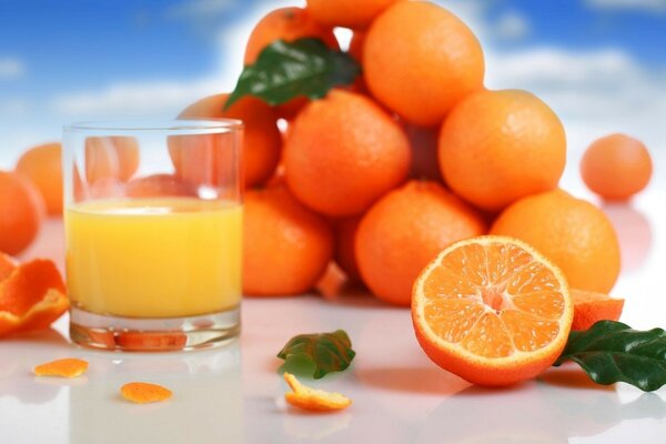 Gesunder saftiger Saft aus Früchten