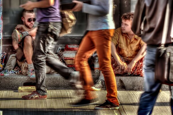 Mehrere Menschen auf der Straße haben sich zur Ruhe versammelt