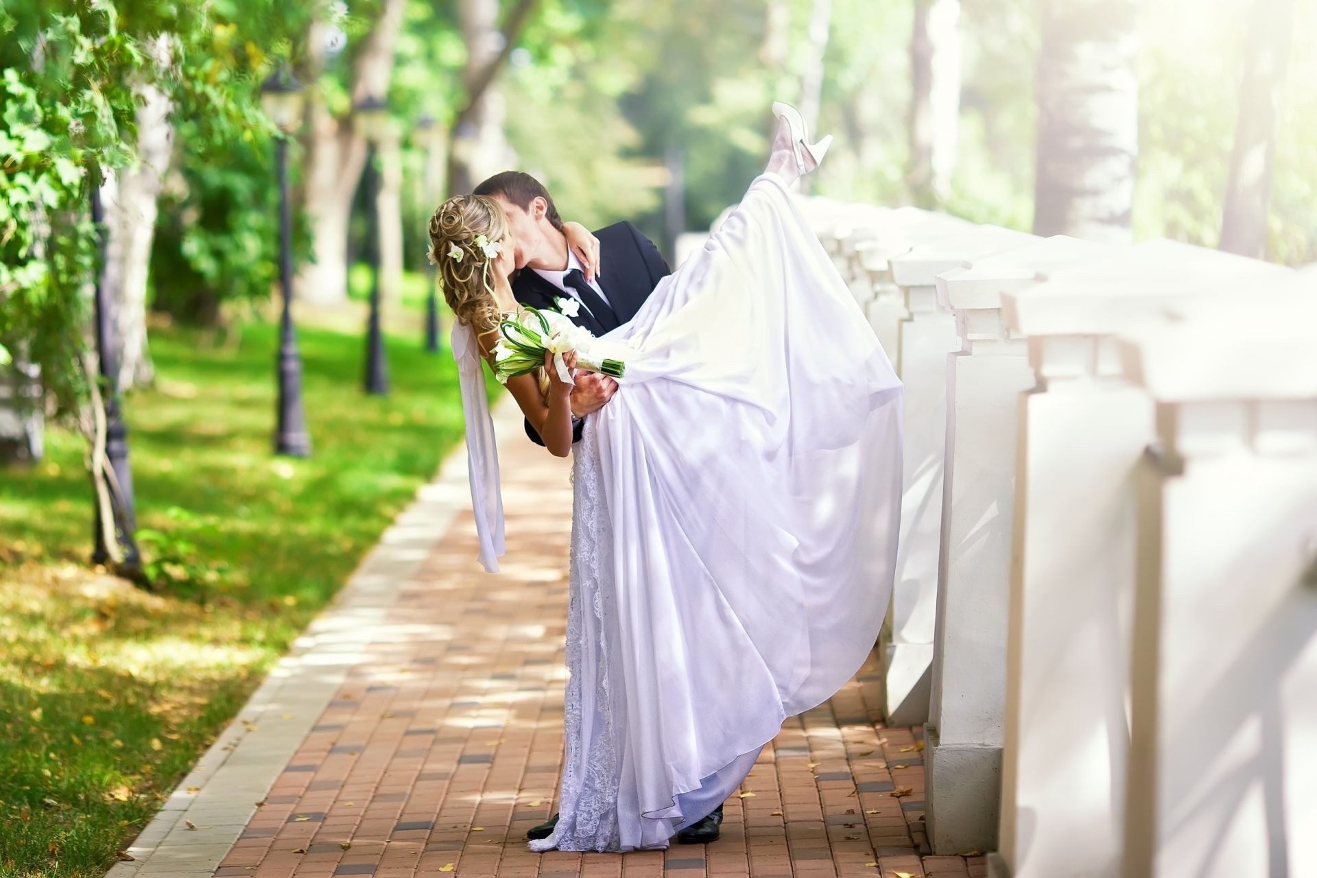 liebe und romantik im freien natur hochzeit sommer frau liebe braut schleier entspannung erholung ehe jung mann gutes wetter bräutigam