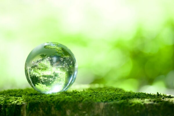 Wassertröpfchen. Ein Tropfen in Form eines Planeten